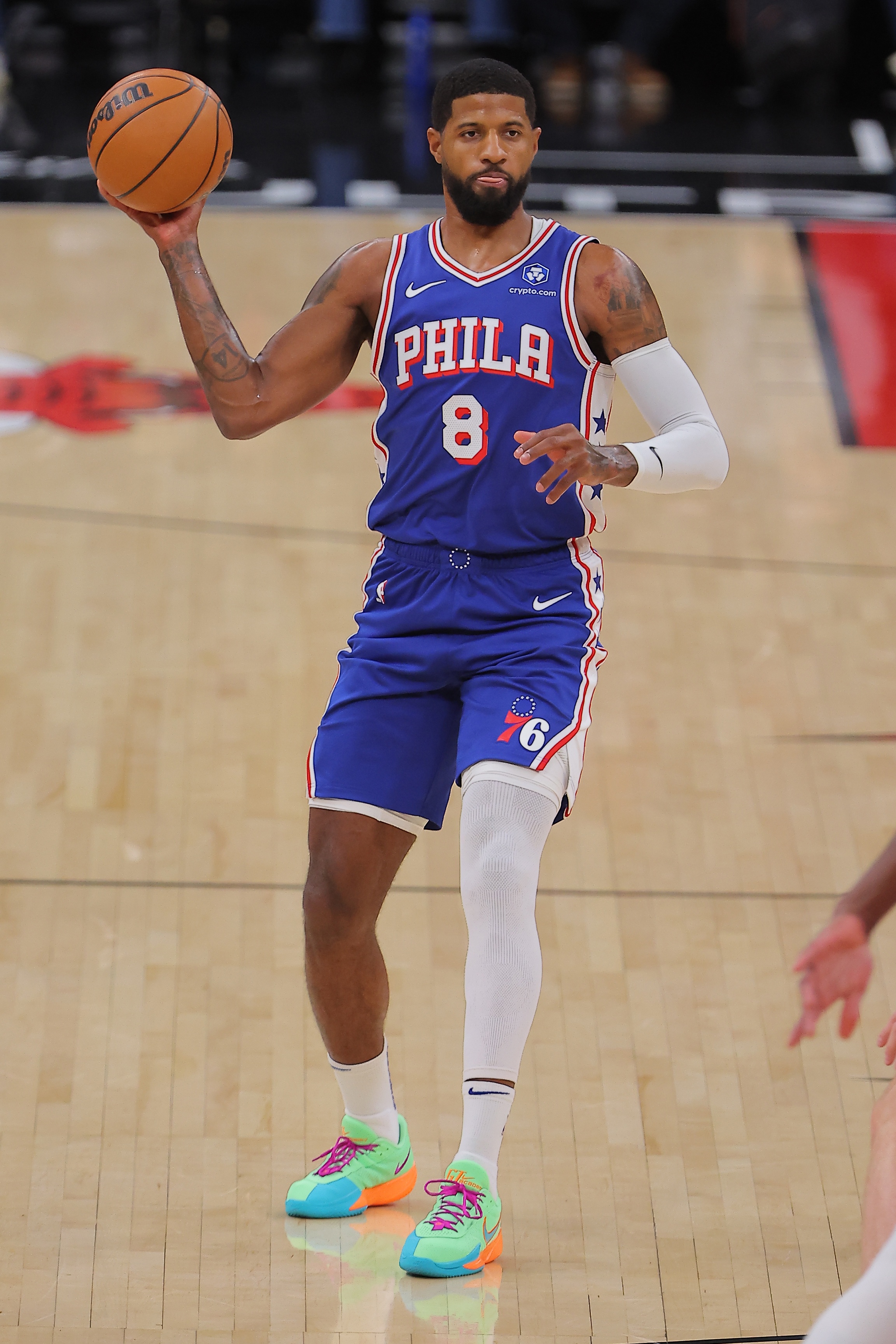 官方赛事-出手不多！乔治上半场6中3得8分1板1助2断 三分4中2