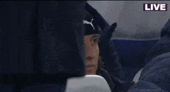 官方赛事-故人归来！赛前镜头给到帕福斯替补席上的大卫-路易斯